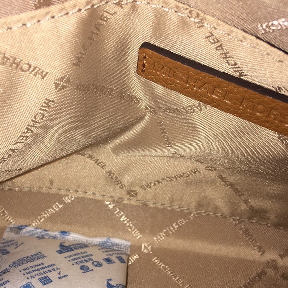 Michael Kors Jet Set Large Zip Clutch - Picture 3 of 6